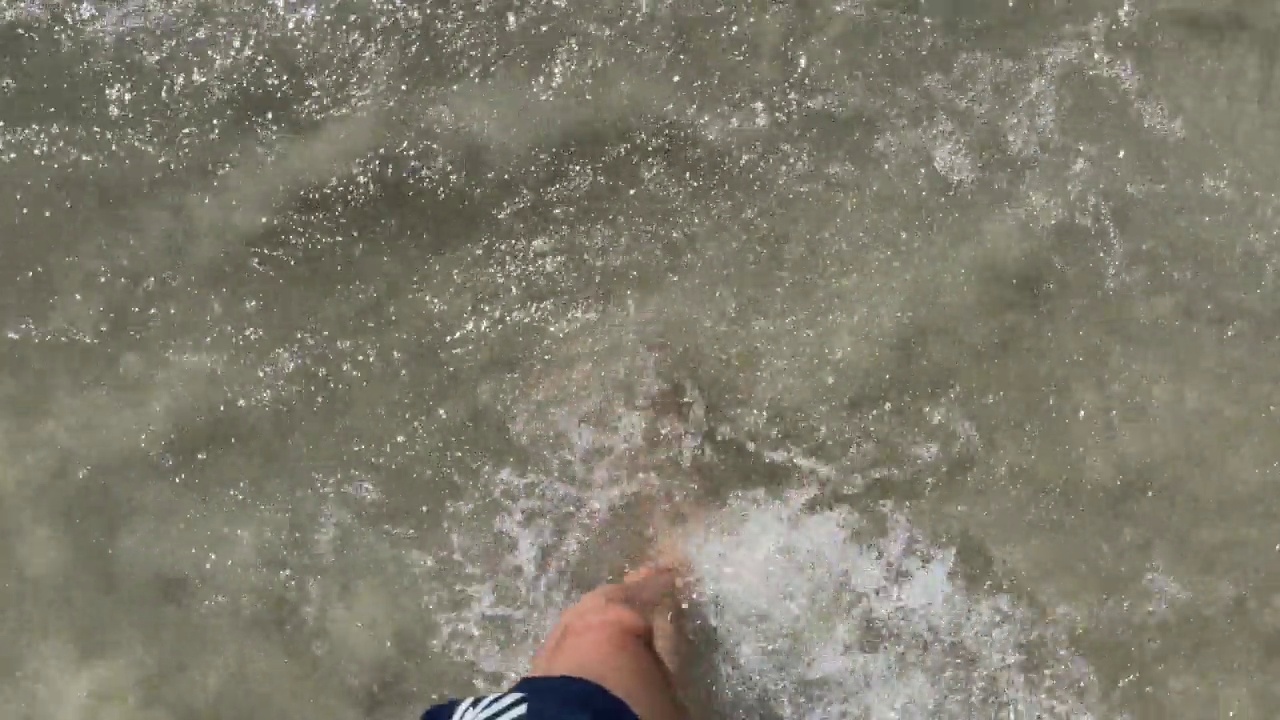 在沙滩上行走的人的脚视频素材