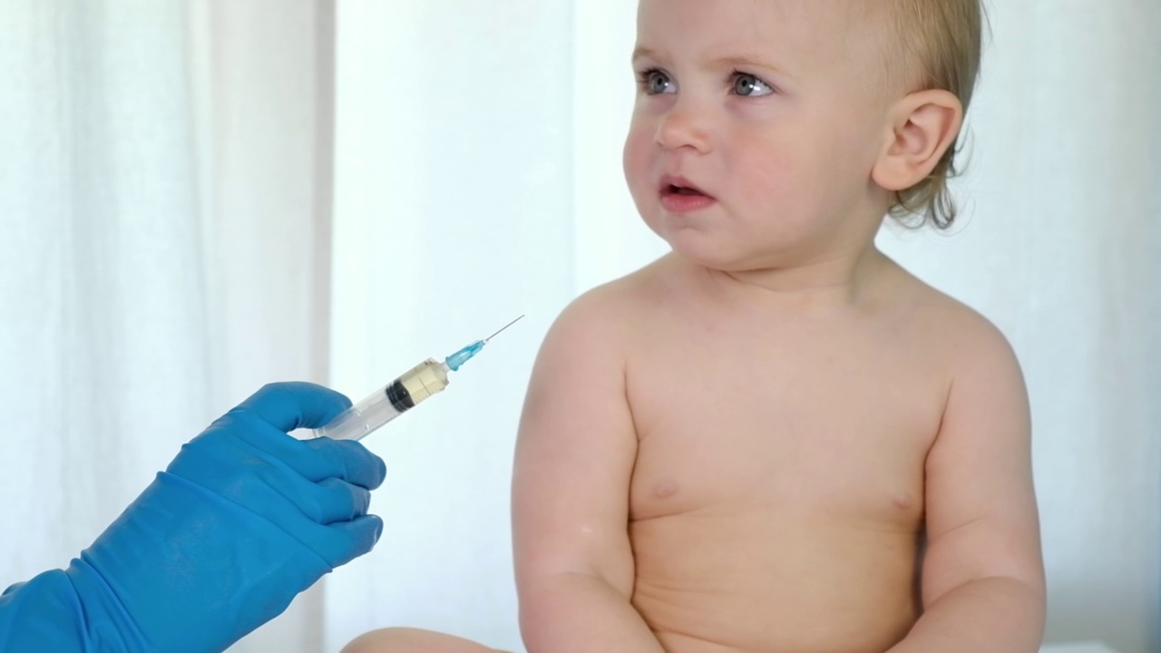 医生在诊所为婴儿接种疫苗。小婴儿注射。儿科医生正在为新生儿接种疫苗。婴儿疫苗。儿童免疫，儿童免疫，健康理念。视频素材
