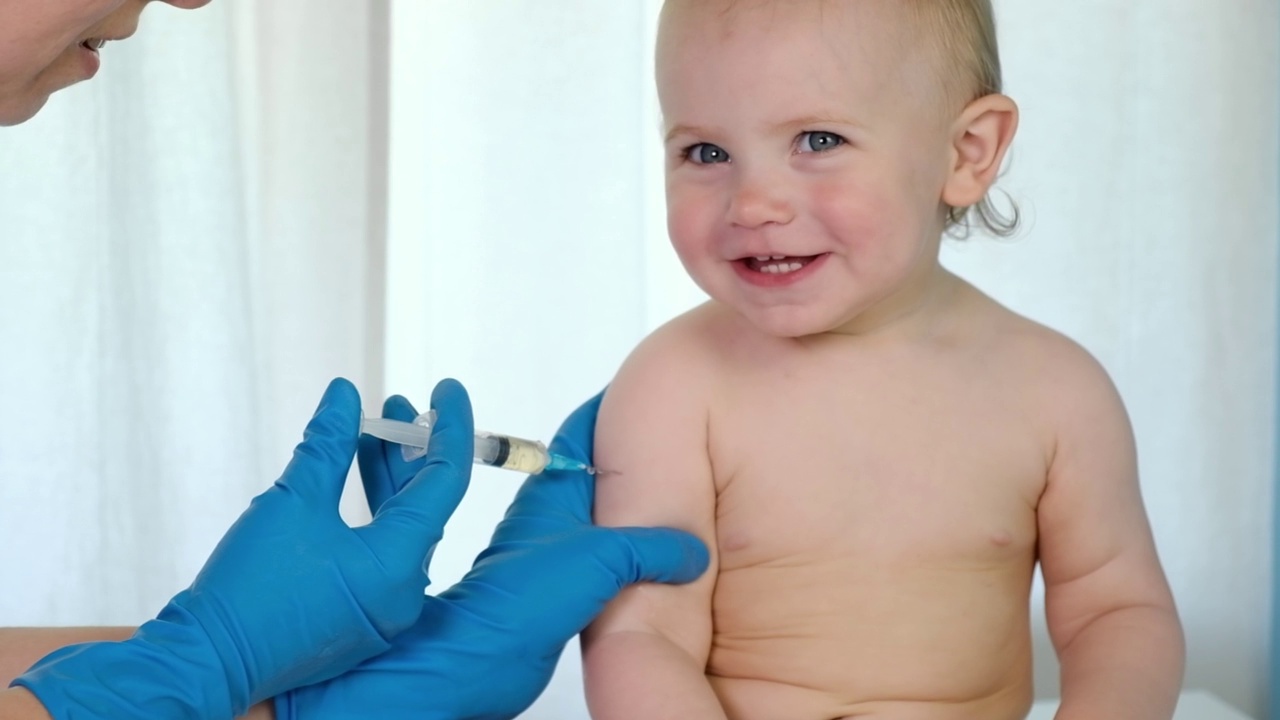 医生在诊所为婴儿接种疫苗。小婴儿注射。儿科医生正在为新生儿接种疫苗。婴儿疫苗。儿童免疫，儿童免疫，健康理念。视频素材