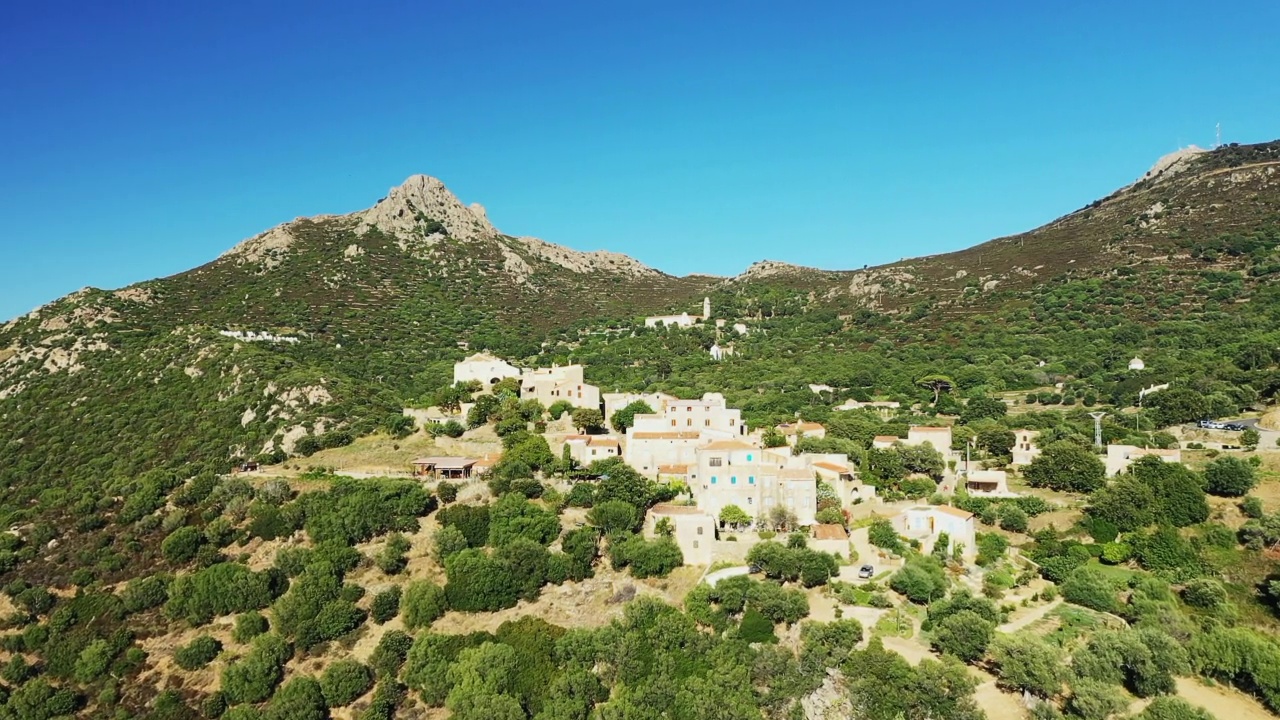 皮格纳镇位于群山中间干旱而绿色的乡村，在欧洲，在法国，在科西嘉岛，在地中海边，在夏天，阳光明媚的日子。视频下载