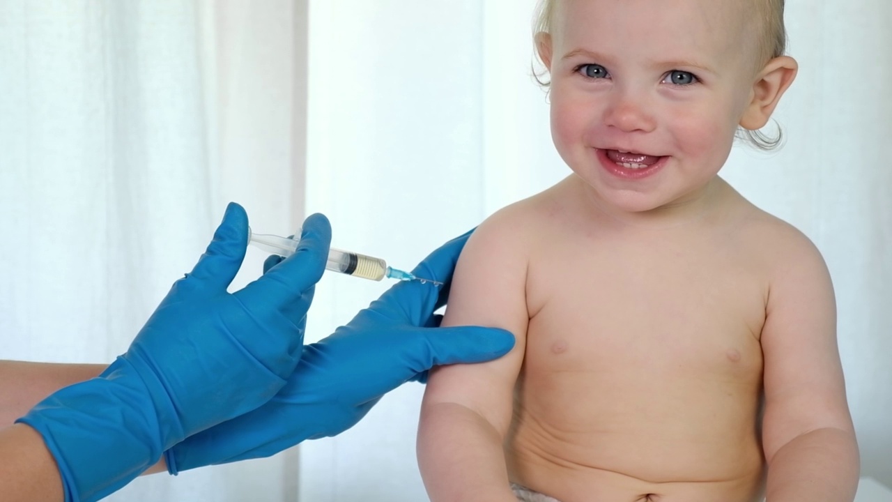 医生在诊所为婴儿接种疫苗。小婴儿去打针。儿科医生为新生儿接种疫苗。婴幼儿疫苗。儿童免疫，儿童疫苗接种，健康概念。视频素材