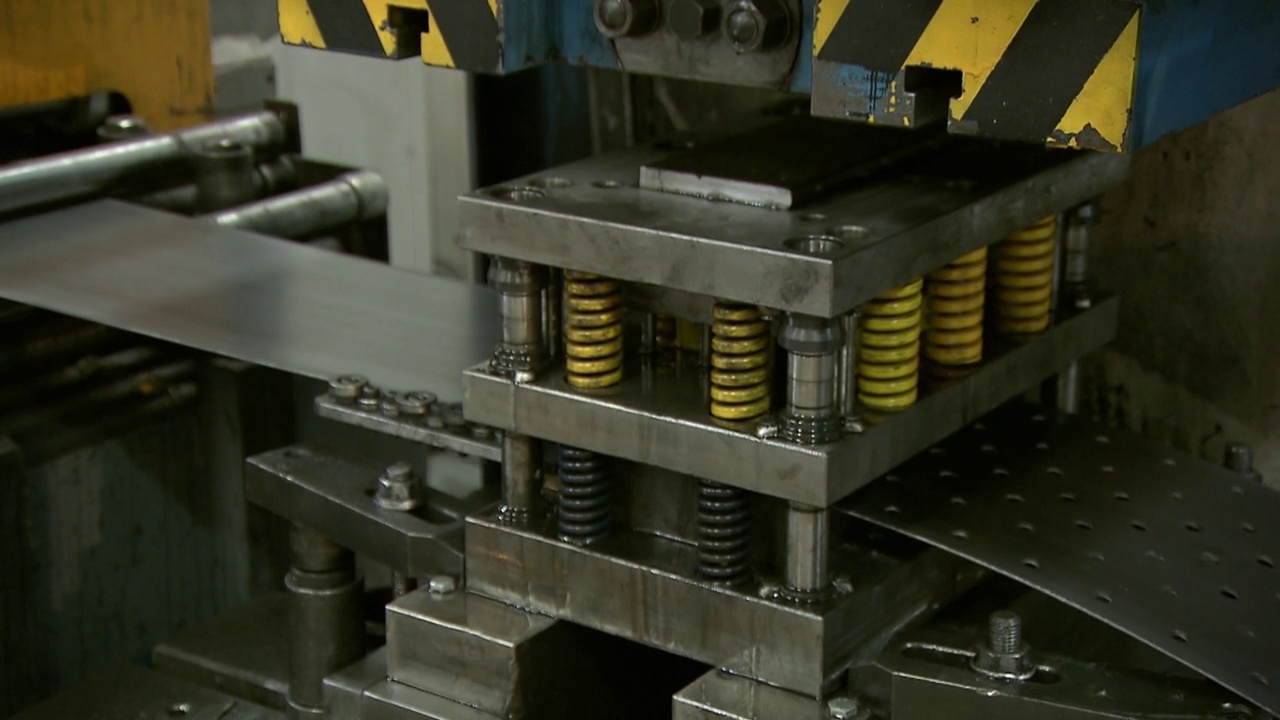工厂里的自动成形金属零件的机器。视频下载