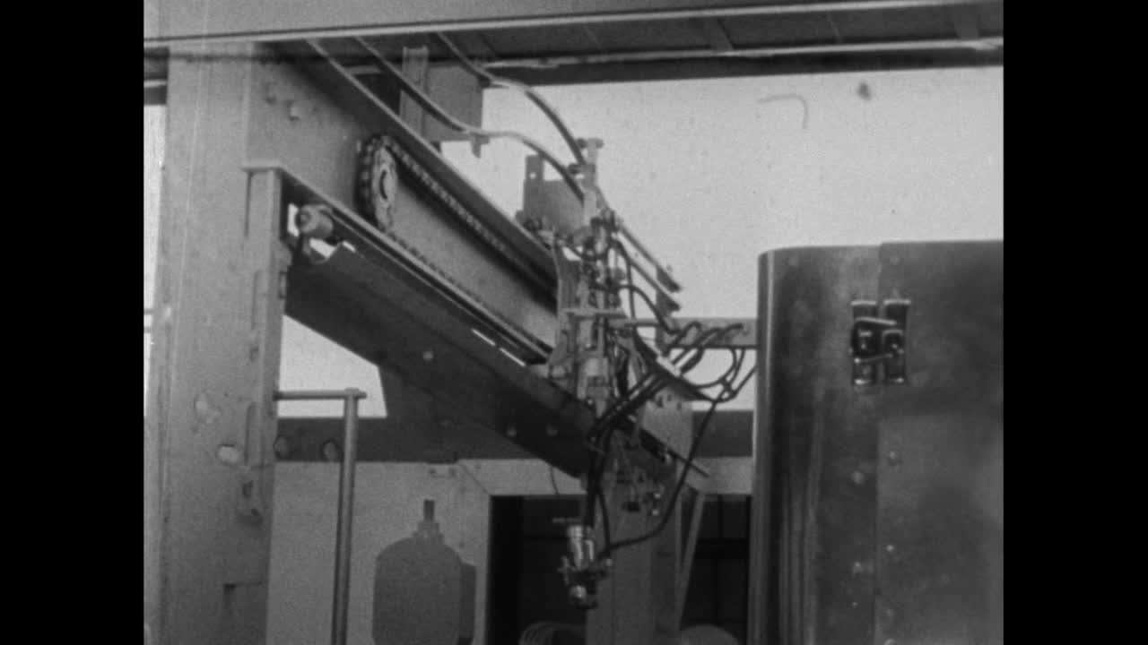 汽车自动喷枪机构模型1950年代视频素材