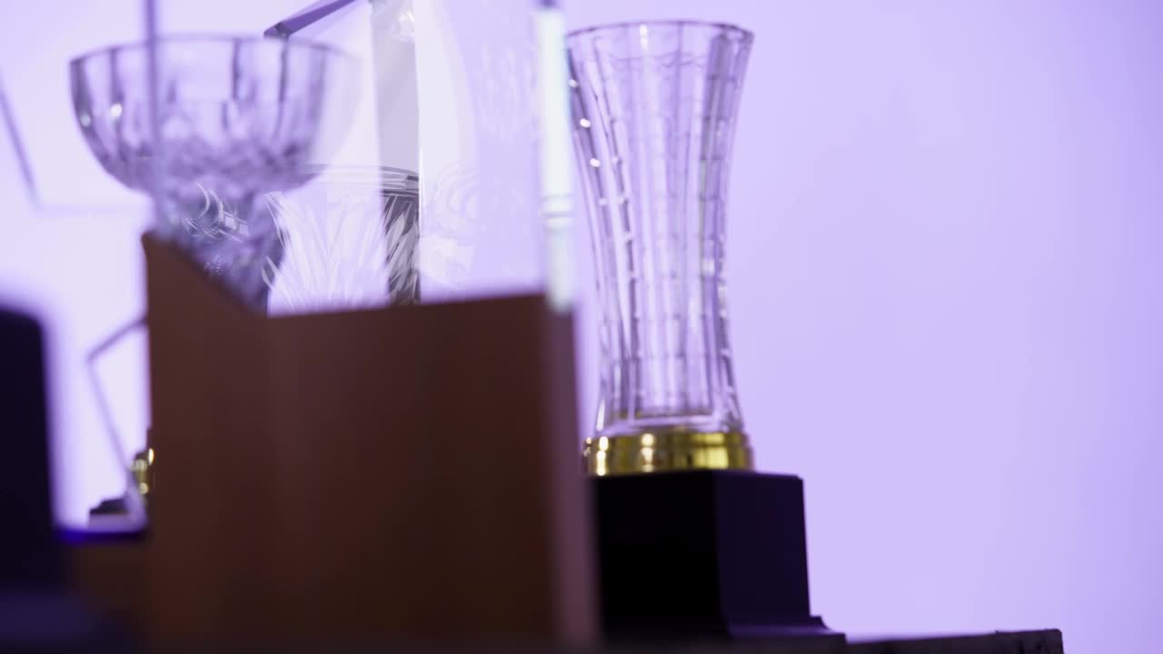 紫色背景下的水晶奖杯组视频素材