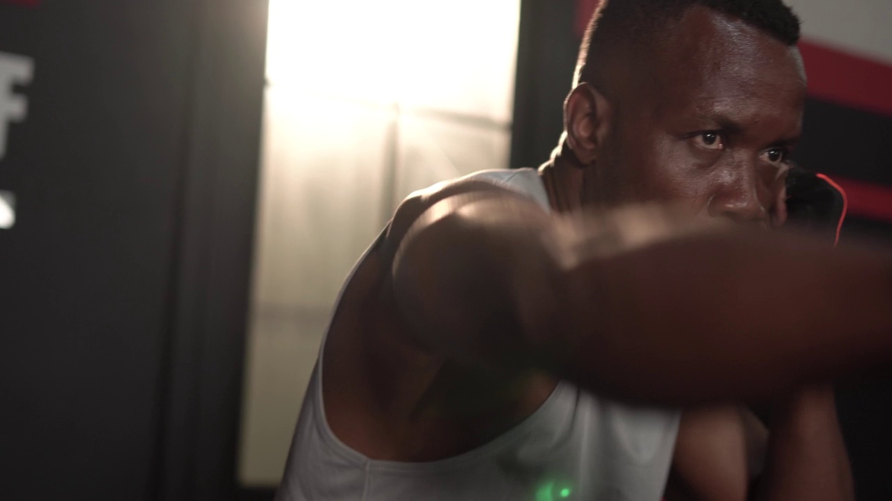 运动员的肖像泰拳拳击手在健身房战斗，英俊的拳击男子斗士，Kickboxer在健身房训练，运动员拳击在相机视频下载