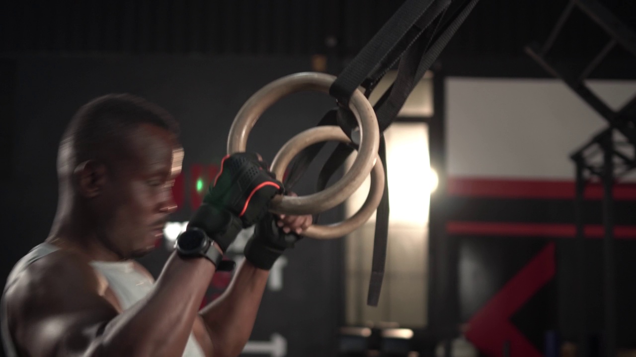 人在健身房，运动员用有线交叉健身器械锻炼热身视频下载