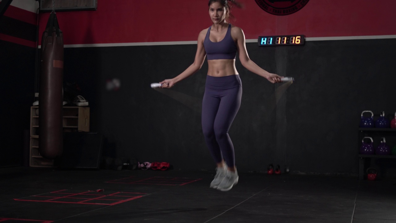 年轻女运动员用跳绳训练，女运动员用跳绳跳绳是在健身、生活方式和运动理念上的体现视频下载