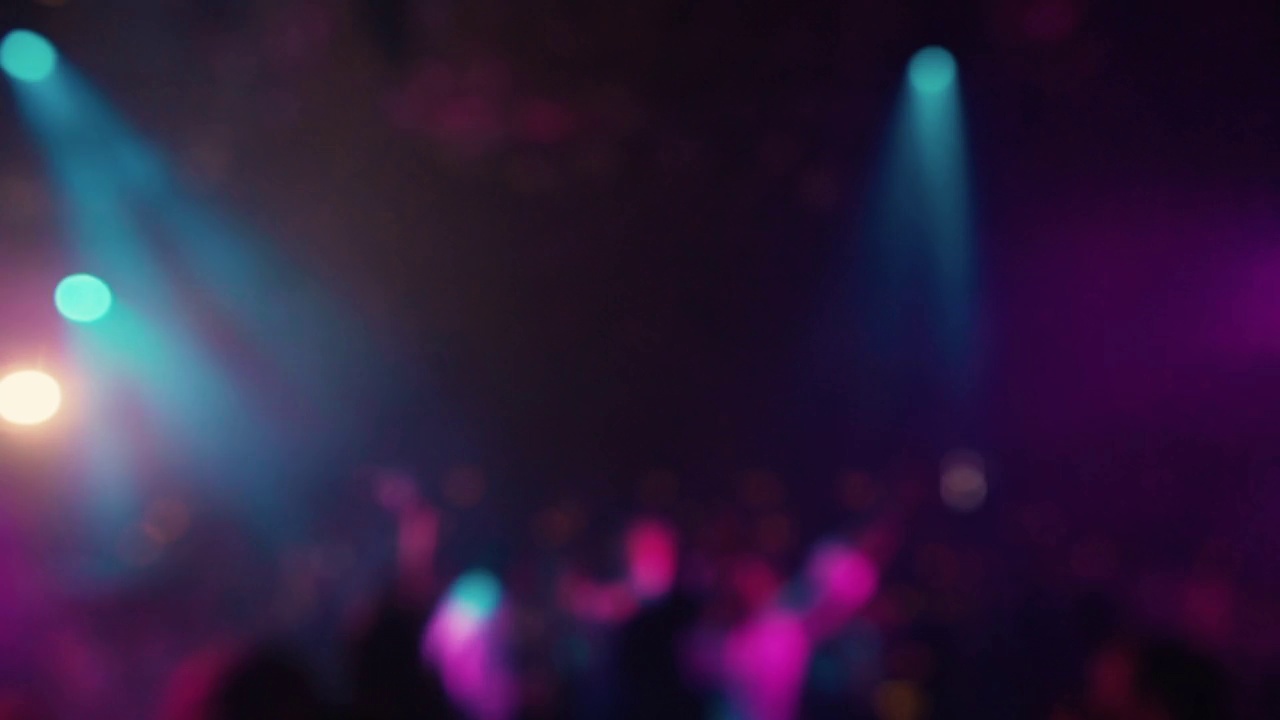 散焦方灯。人们在派对上跳舞。方灯的背景。视频素材