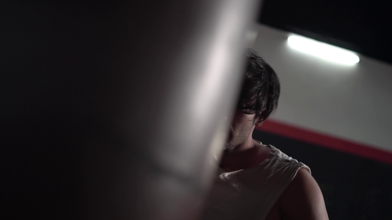 男子拳击训练用拳击袋，运动员泰拳在健身房里热身视频下载