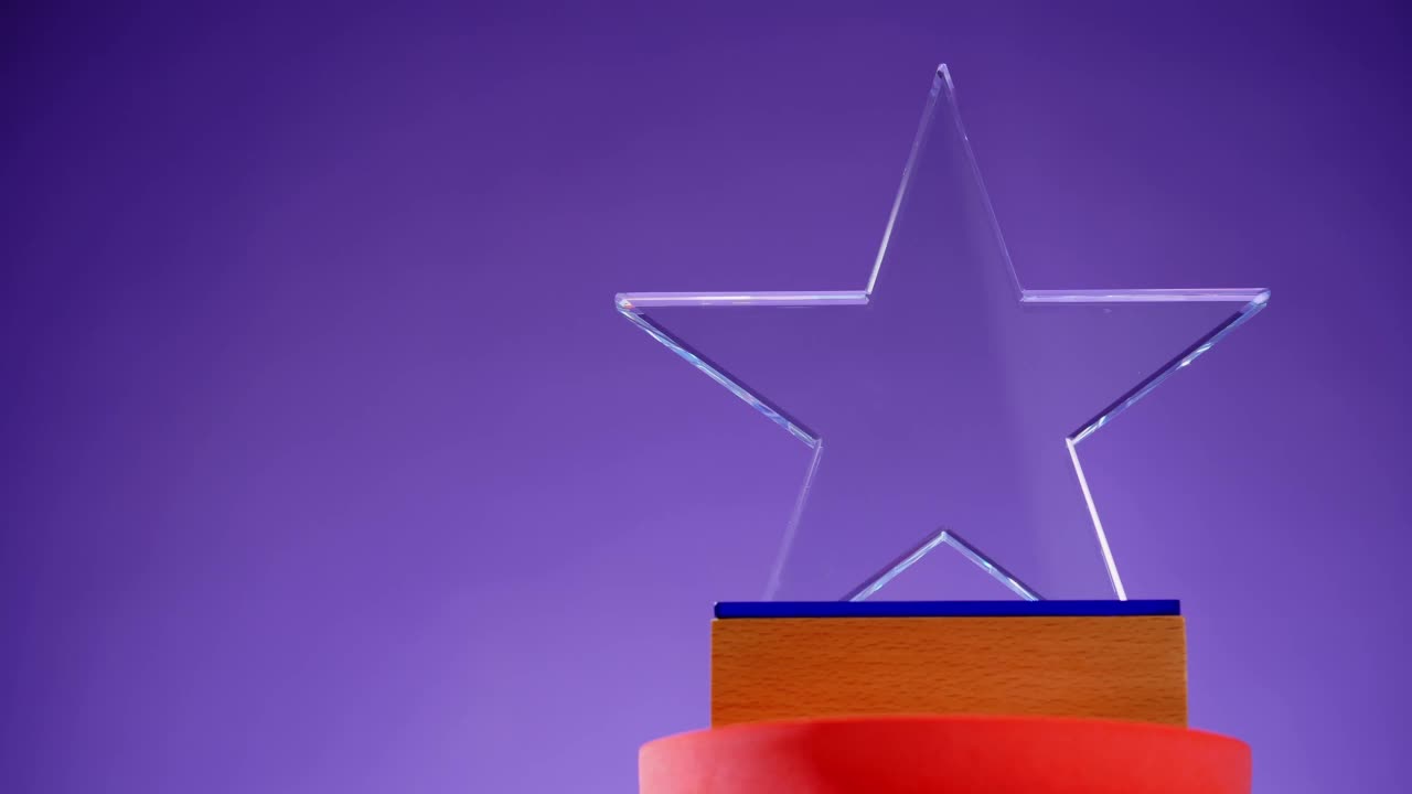 星形水晶奖杯对紫色背景视频素材