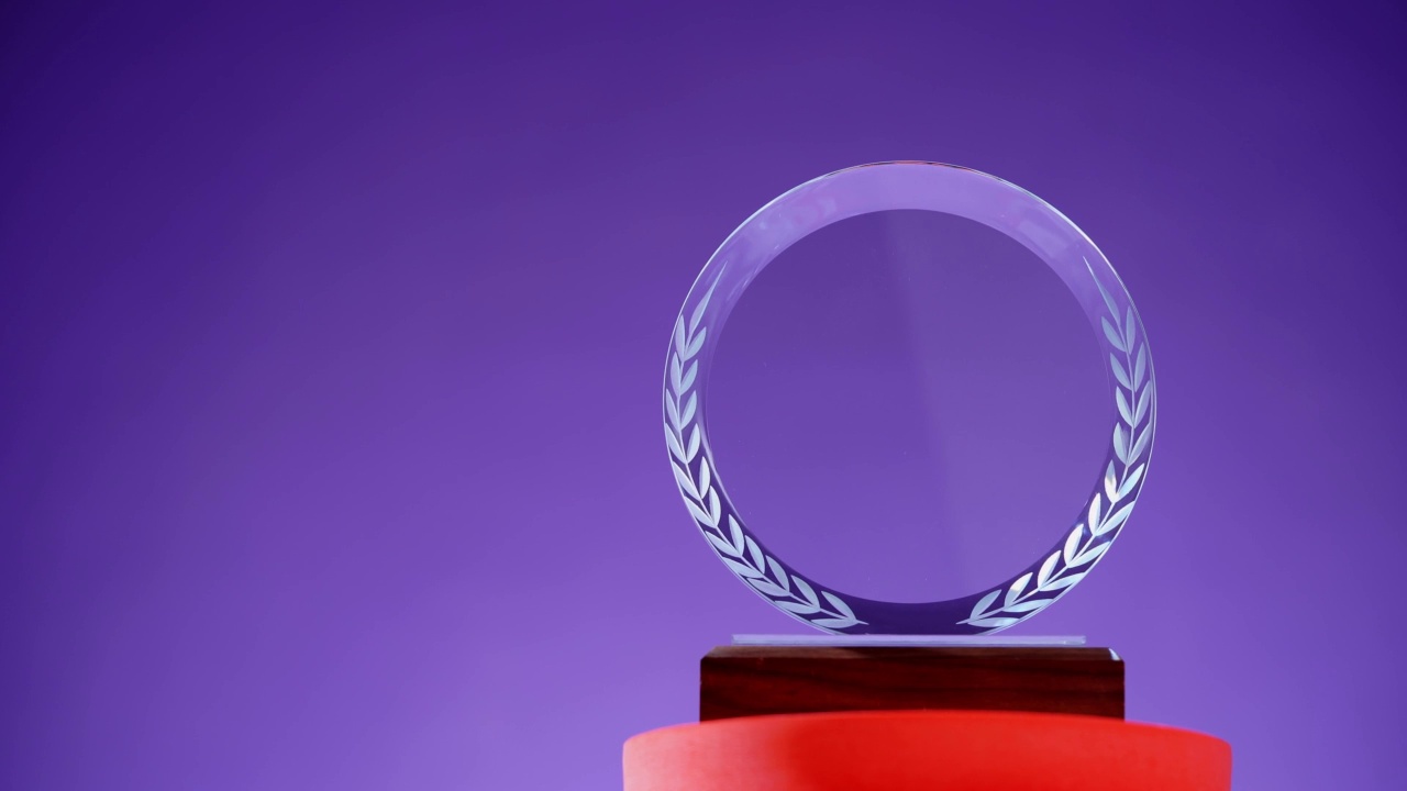 紫色背景下的水晶奖杯视频素材