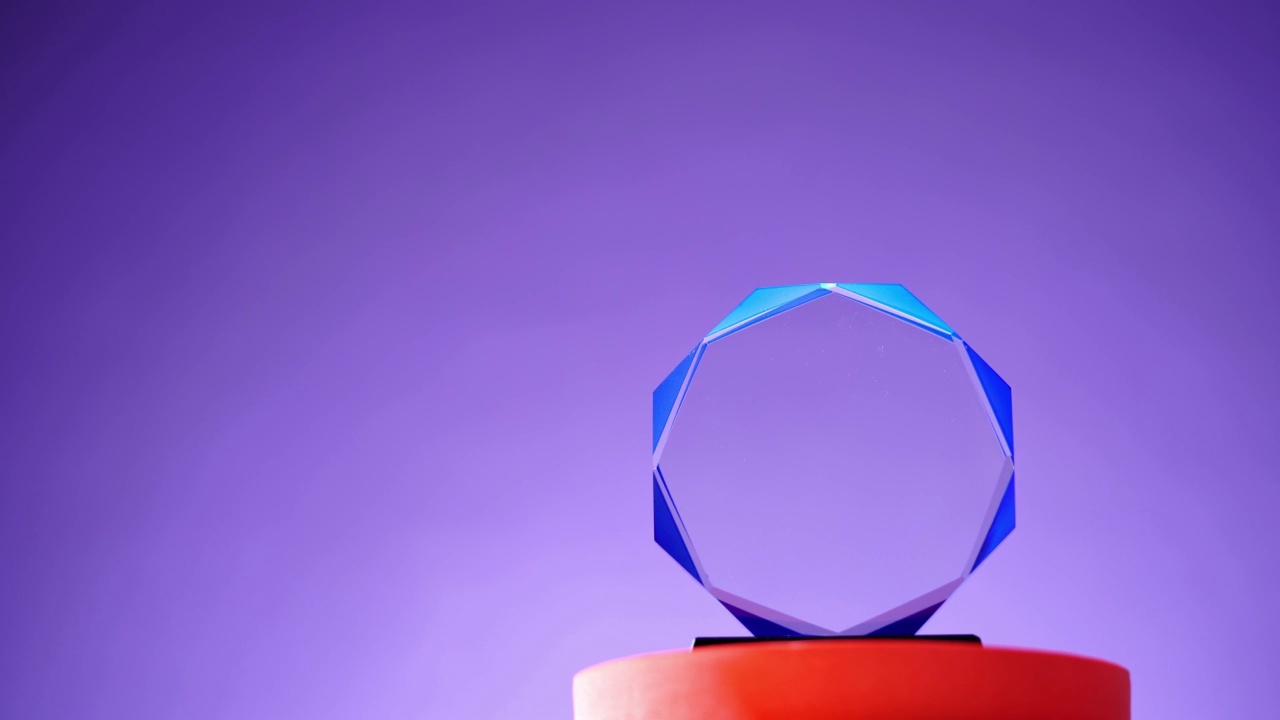 紫色背景下的水晶奖杯视频素材