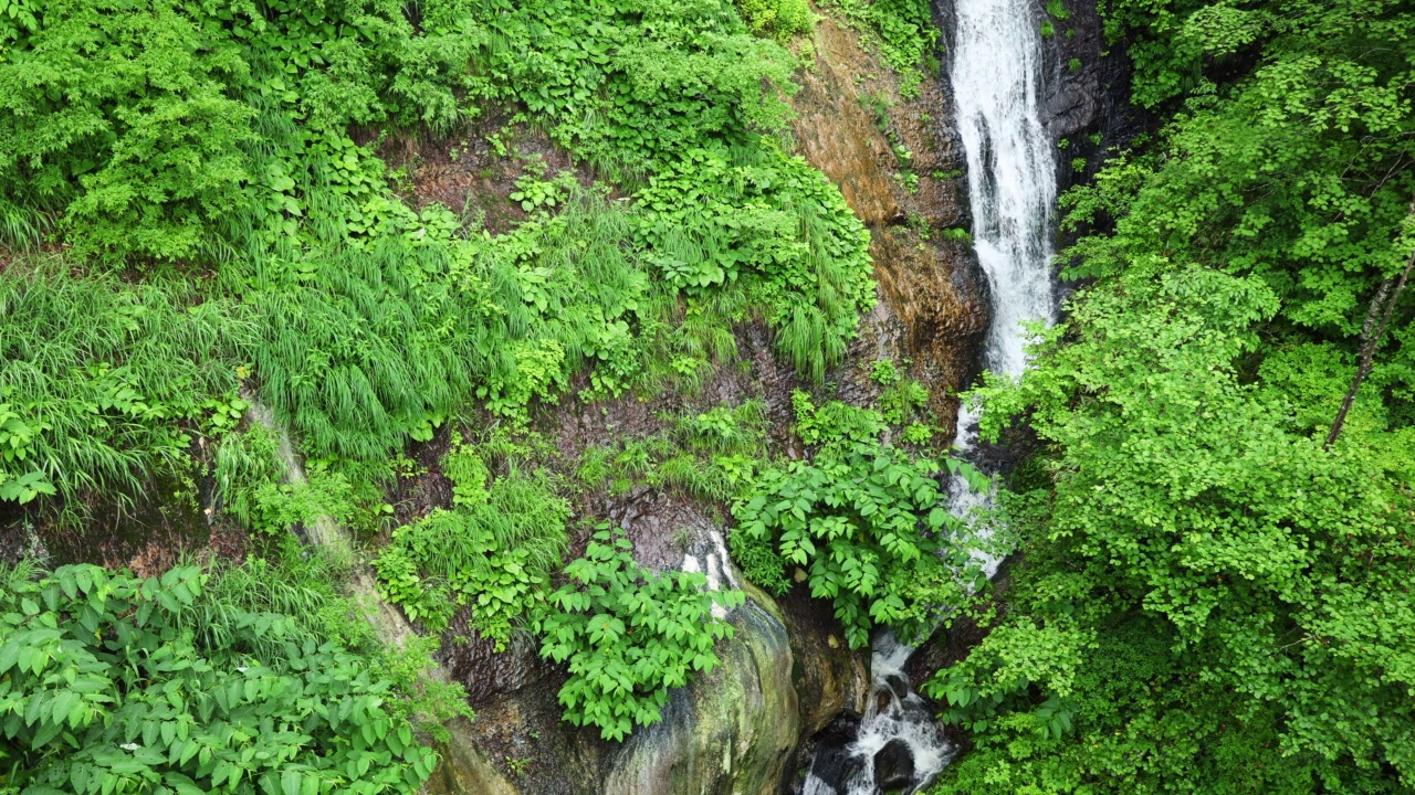 日本北部自然-国美温泉瀑布-慢动作4k视频素材