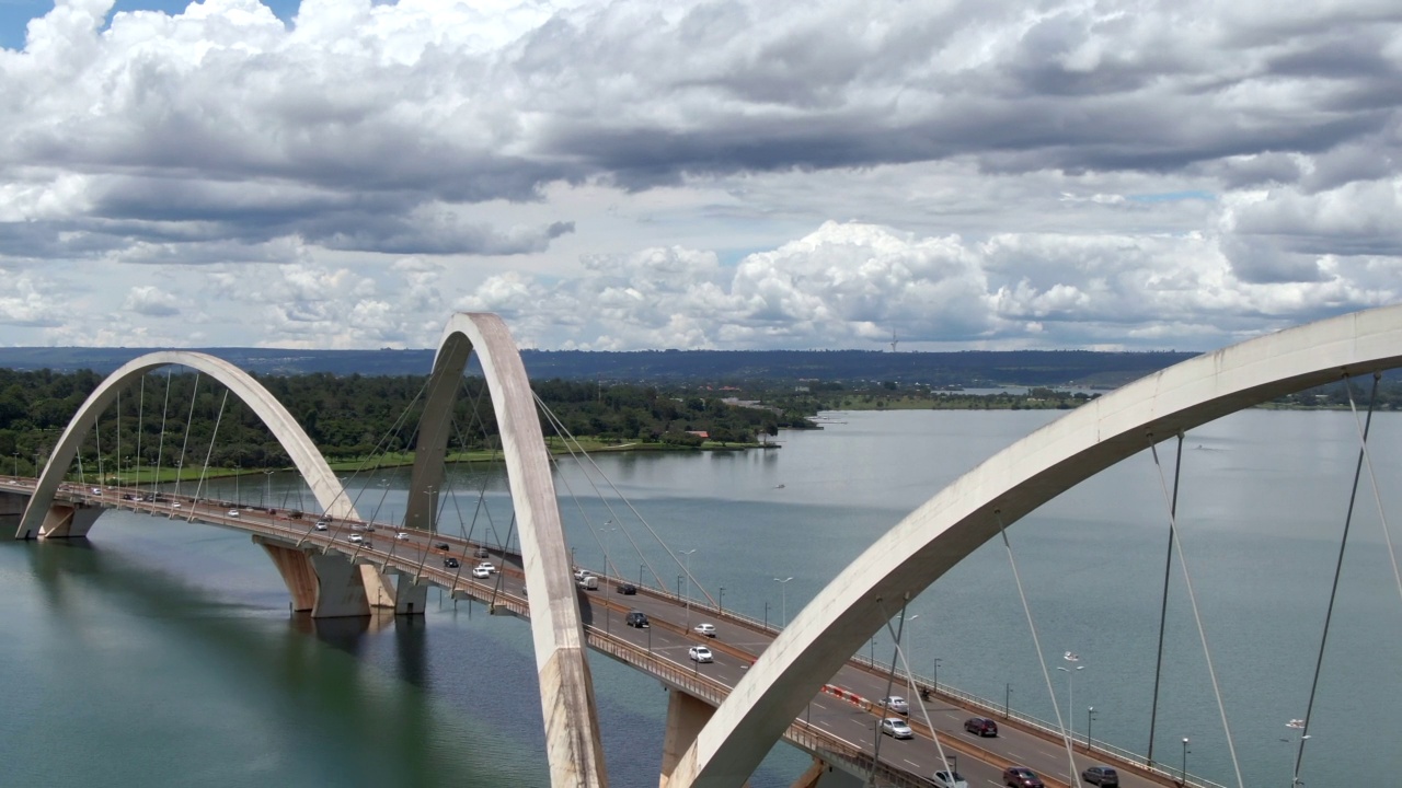 鸟瞰JK桥交通在巴西利亚，联邦区，巴西首都视频素材