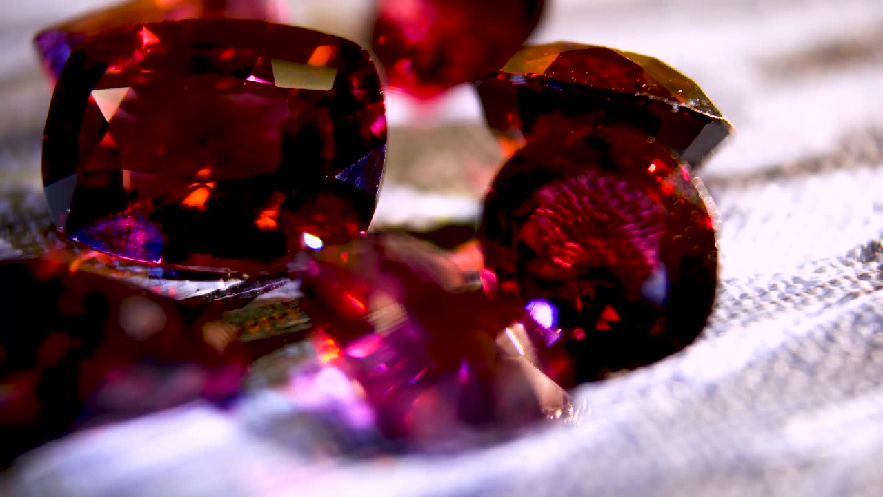 特写镜头。抛光宝石色泽鲜红如红宝石。精致的宝石红宝石视频下载