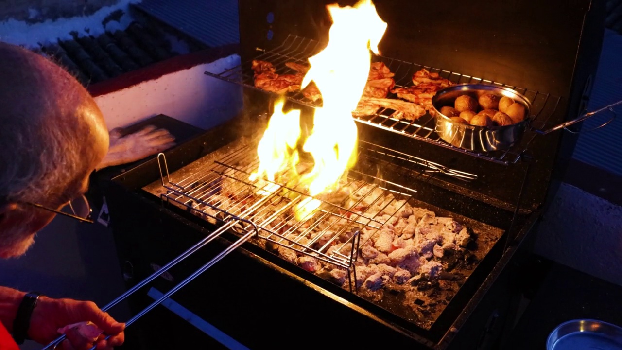 在烧烤火上煮法国烤鸭视频下载