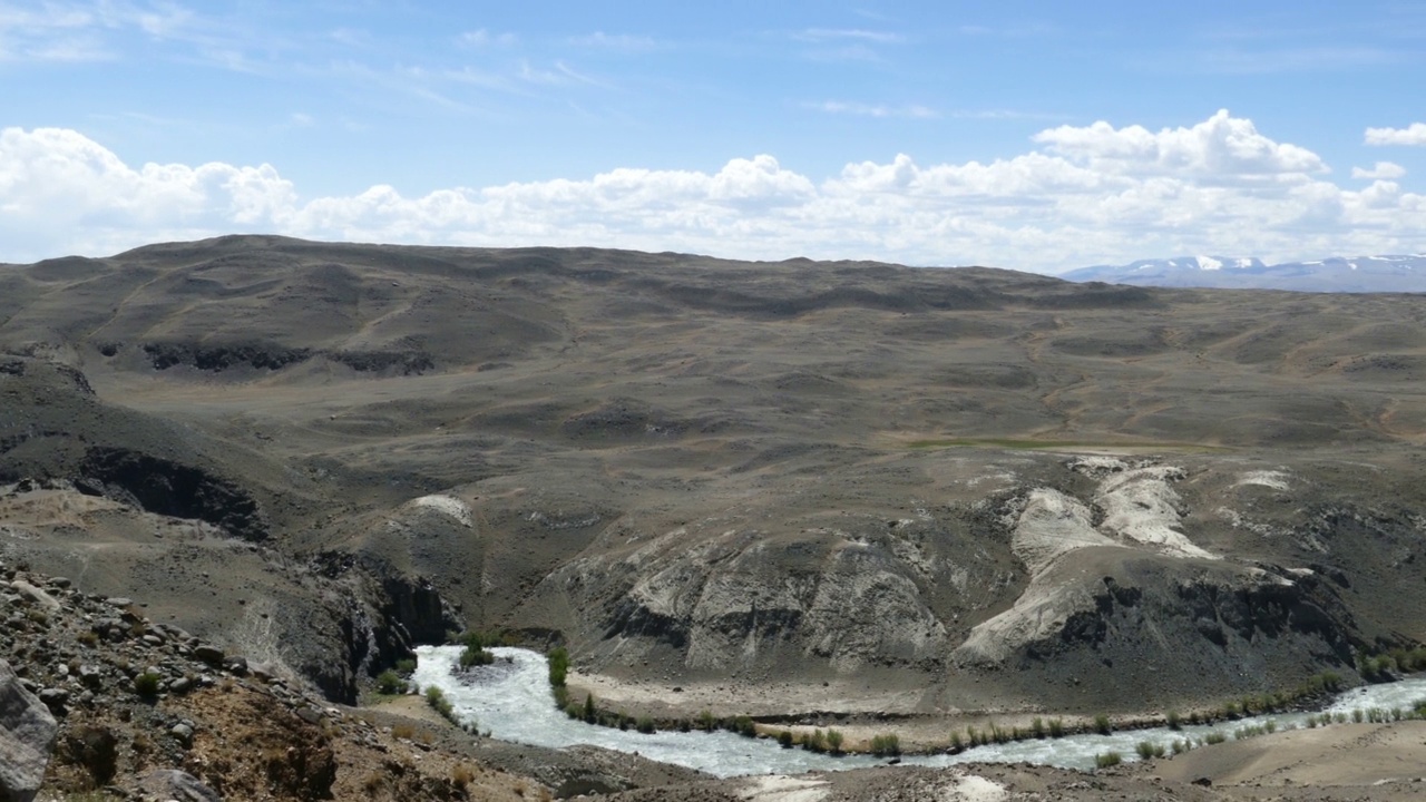 楚雅河流域景观在阿尔泰山山脉，全景视频素材