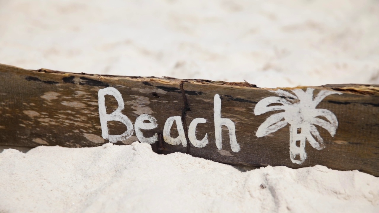 沙滩上刻着字的木制标志视频下载