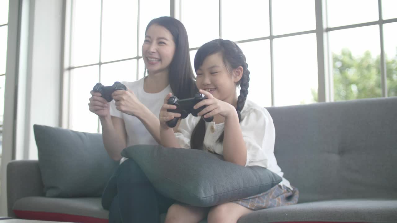 快乐的妈妈和她的孩子玩游戏视频下载