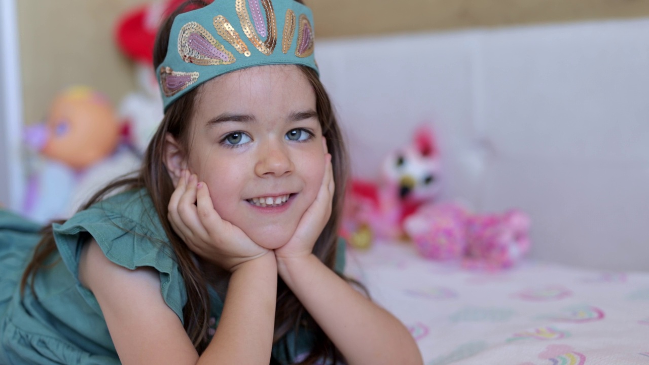 一个戴着绿色王冠的可爱小女孩的肖像视频下载