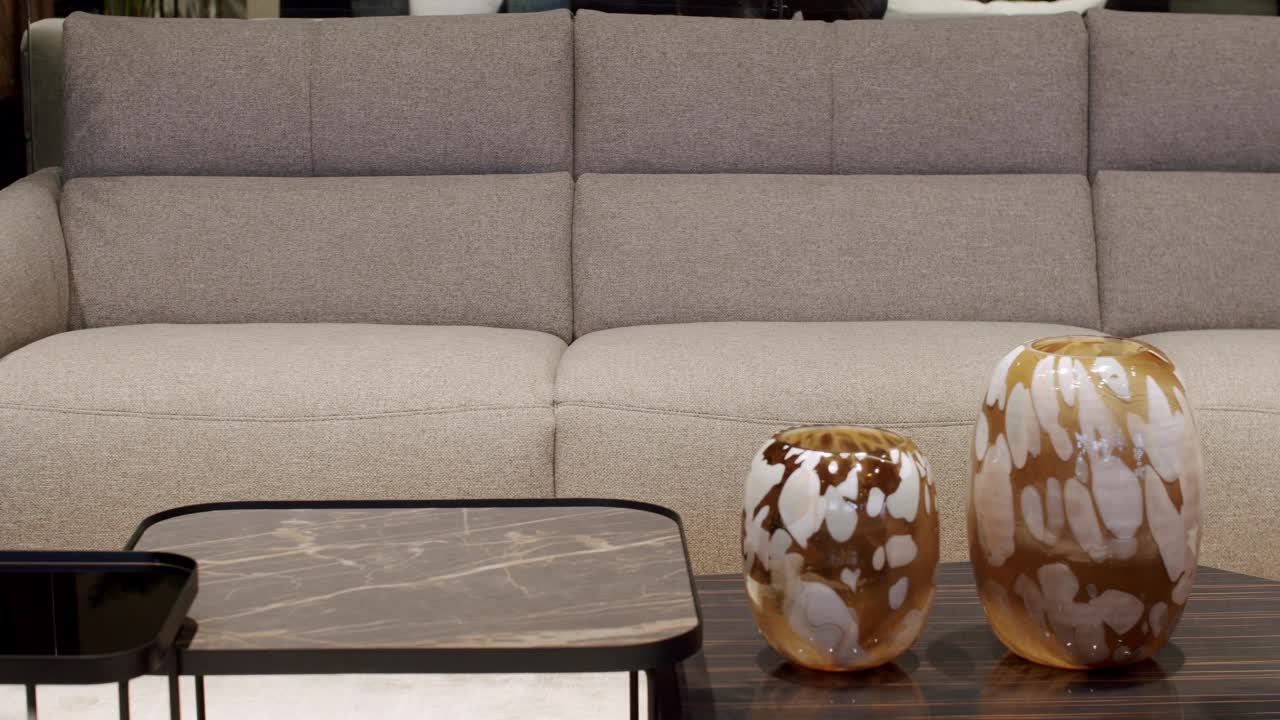 现代米色面料沙发。带枕头的纺织品沙发。现代公寓视频下载
