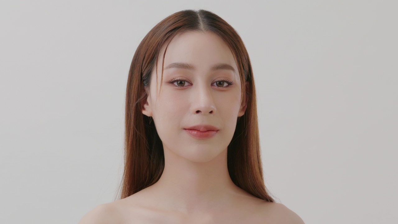 慢动作美容亚洲年轻女性模特完美清洁新鲜的皮肤。护肤治疗理念视频素材