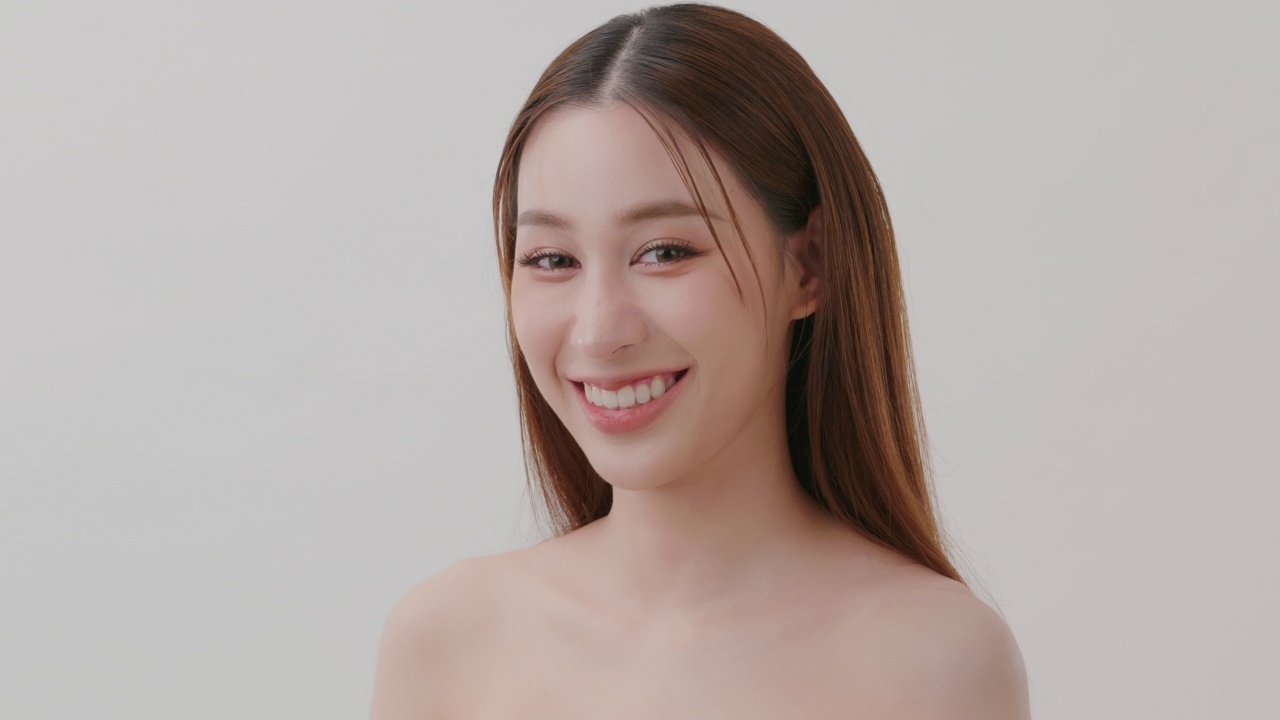 慢动作美容亚洲年轻女性模特完美清洁新鲜的皮肤。护肤治疗理念视频素材