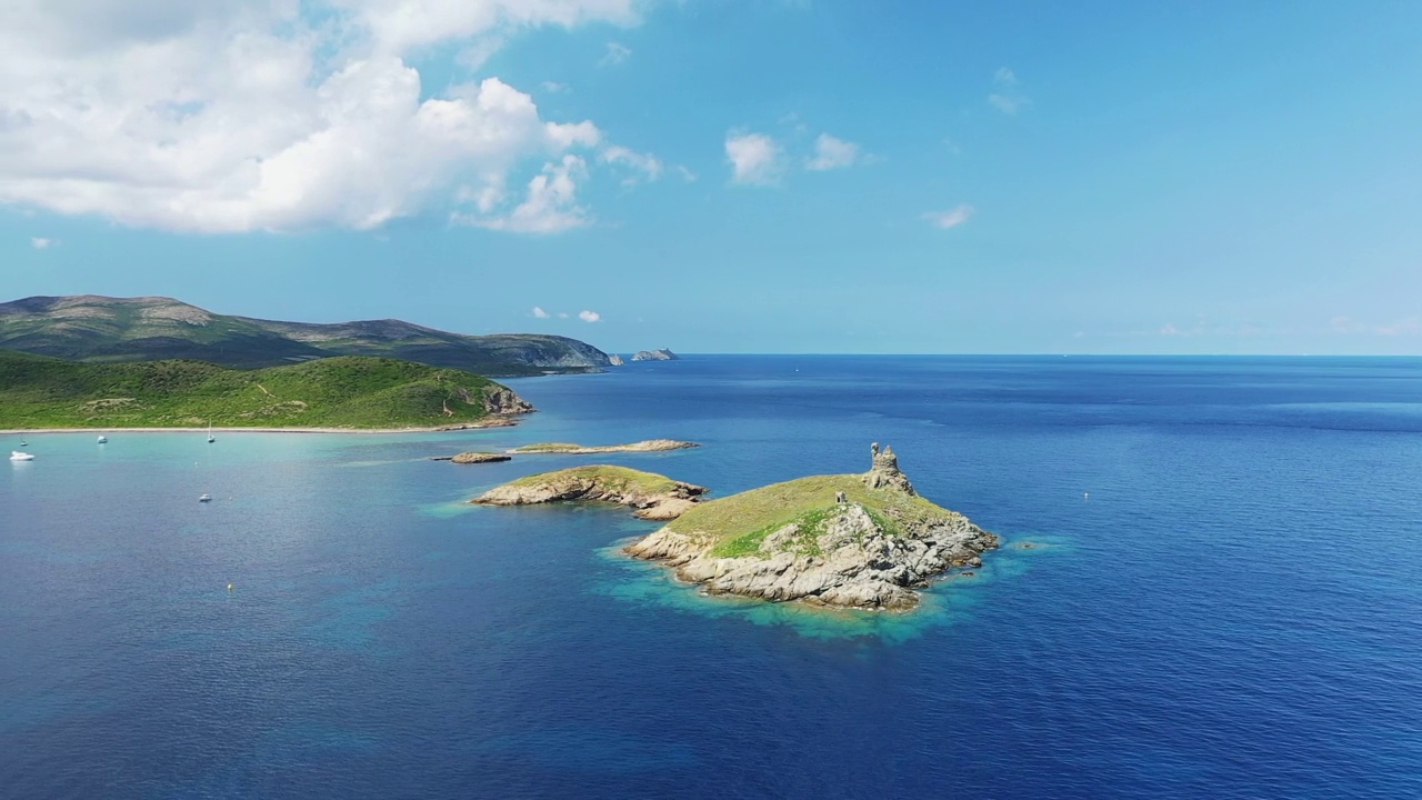 天堂般的菲诺基亚罗拉岛，在欧洲，在法国，在科西嘉岛，靠近巴斯蒂亚，在地中海边，在夏天，阳光明媚的日子。视频下载