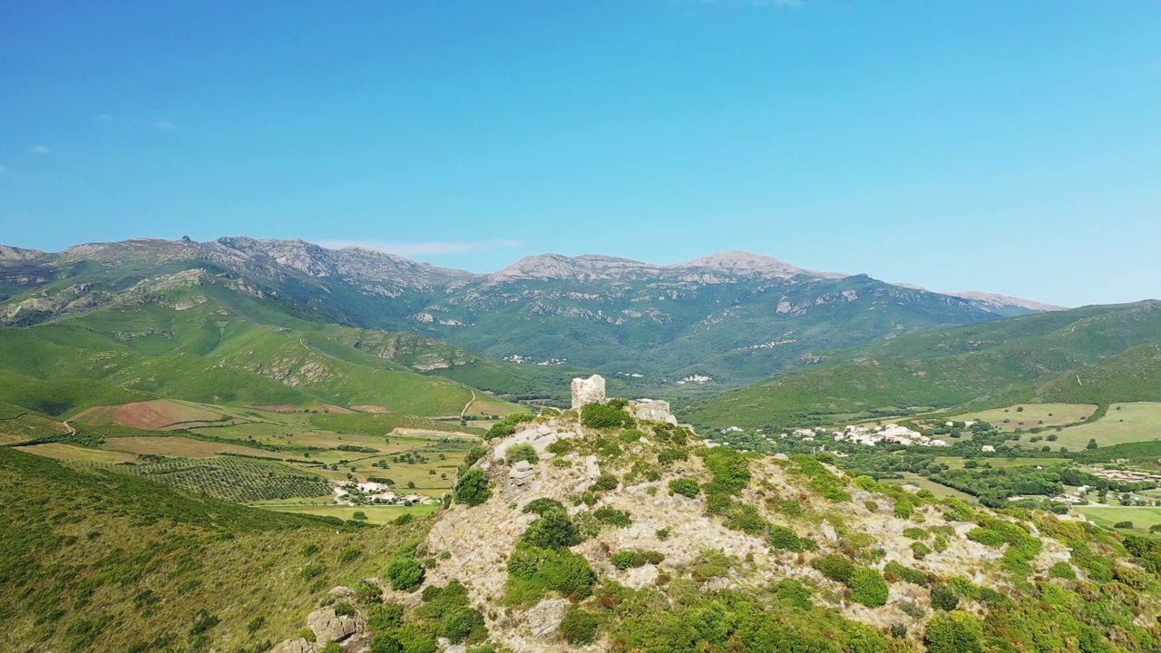 一座热那亚塔，位于欧洲、法国、科西嘉岛的绿色乡村，靠近地中海，阳光明媚的夏天。视频下载