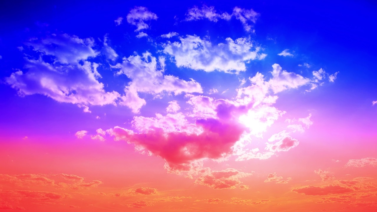美丽的紫色时光流逝的天空与云彩。cloudscape。生动的cloudscape间隔拍摄视频下载