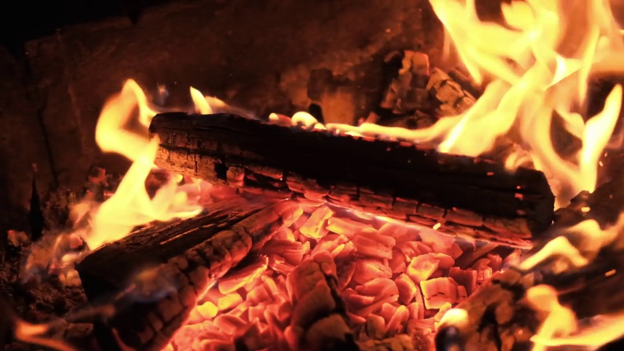 美丽的篝火火焰视频素材