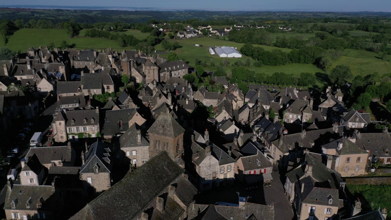 法国，康塔尔，奥弗涅，赛尔斯村的鸟瞰图视频素材