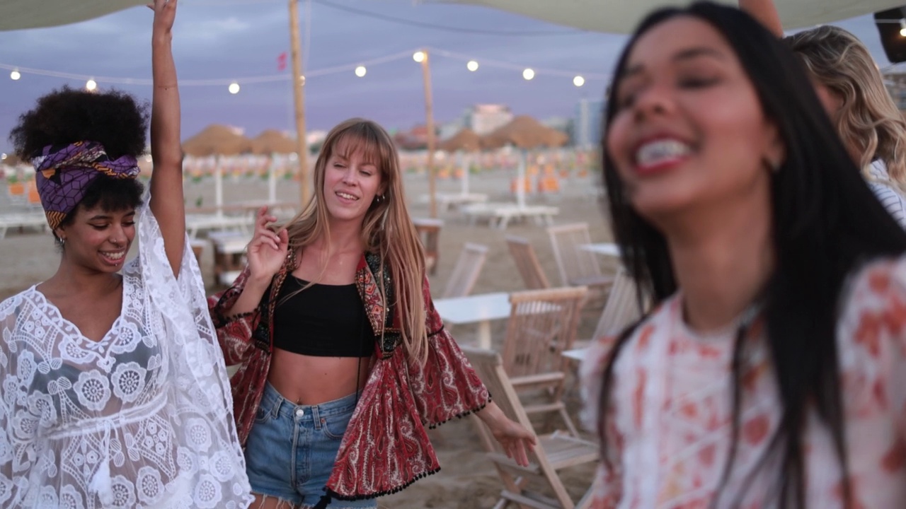 多种族女性朋友在海滩派对上一起跳舞视频素材