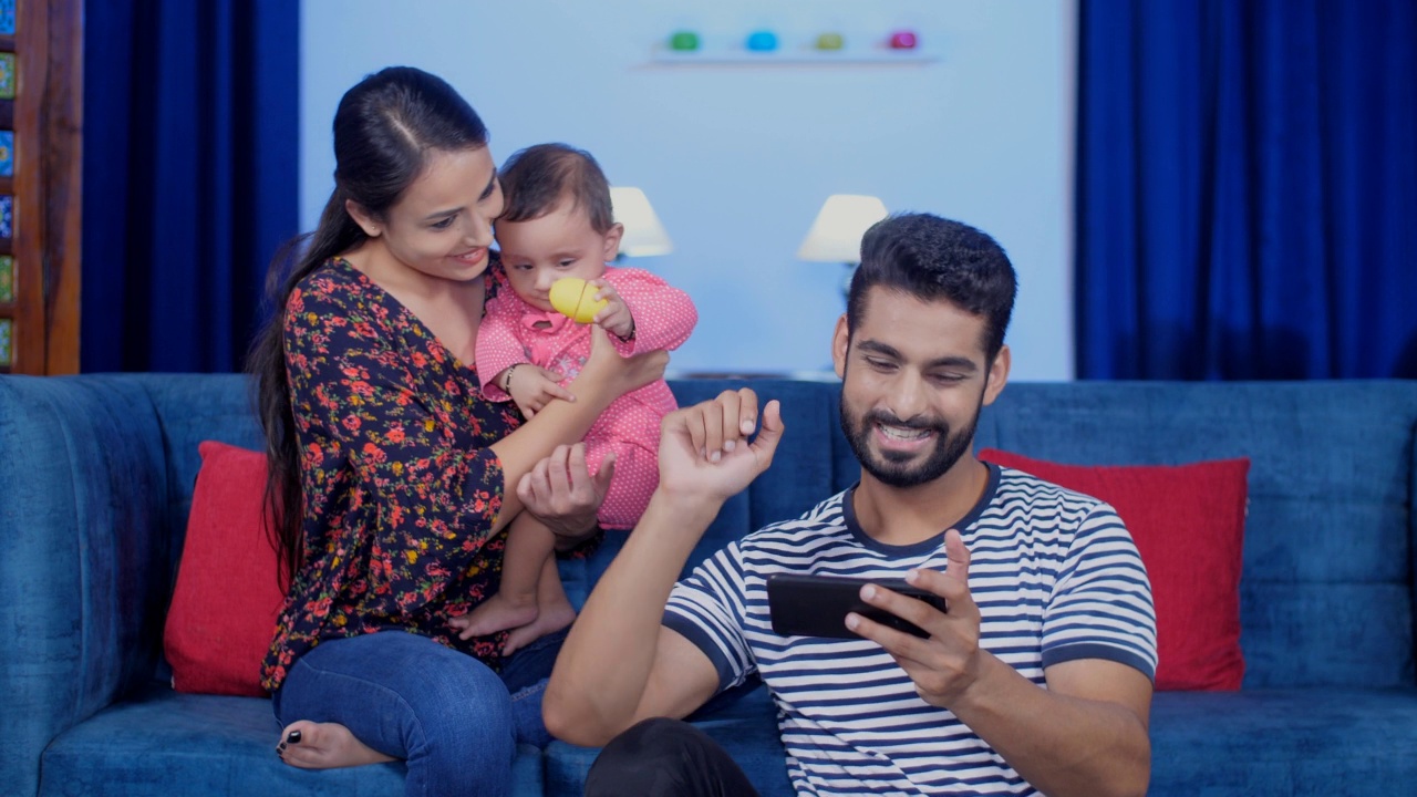 一位美丽的印度母亲和她的丈夫还有可爱的小婴儿视频素材