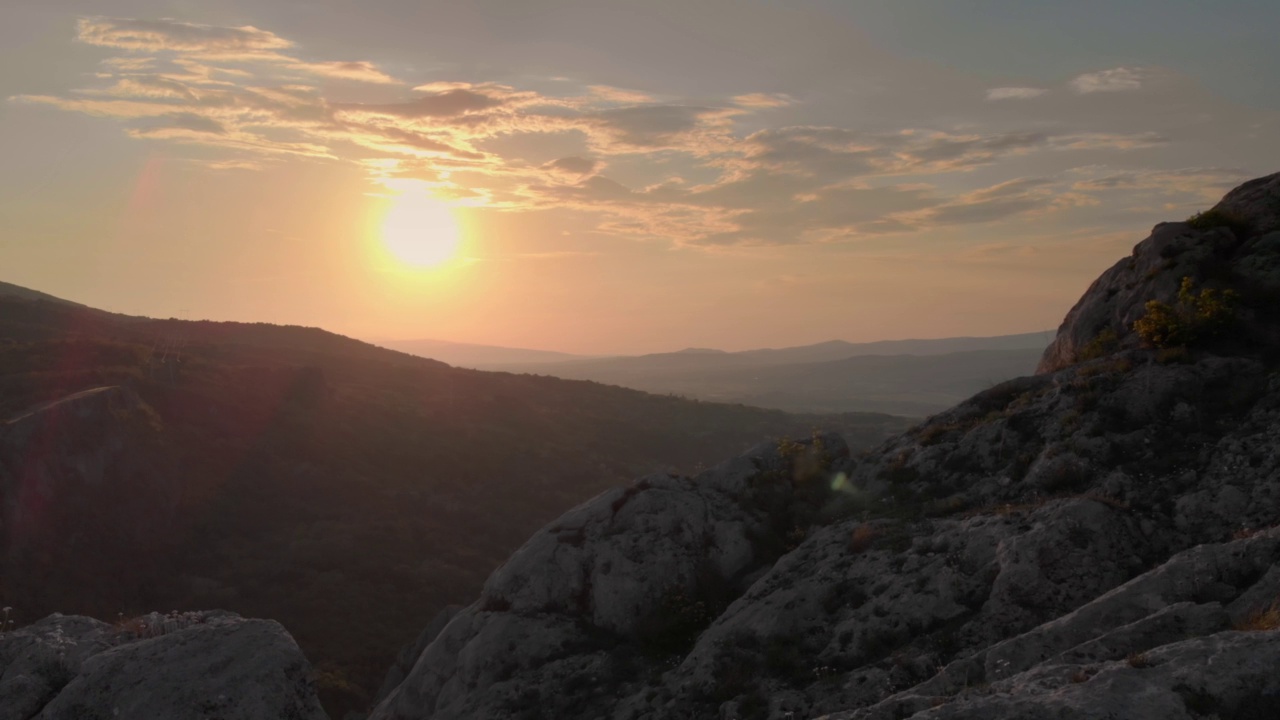 《山顶上的日落视频素材