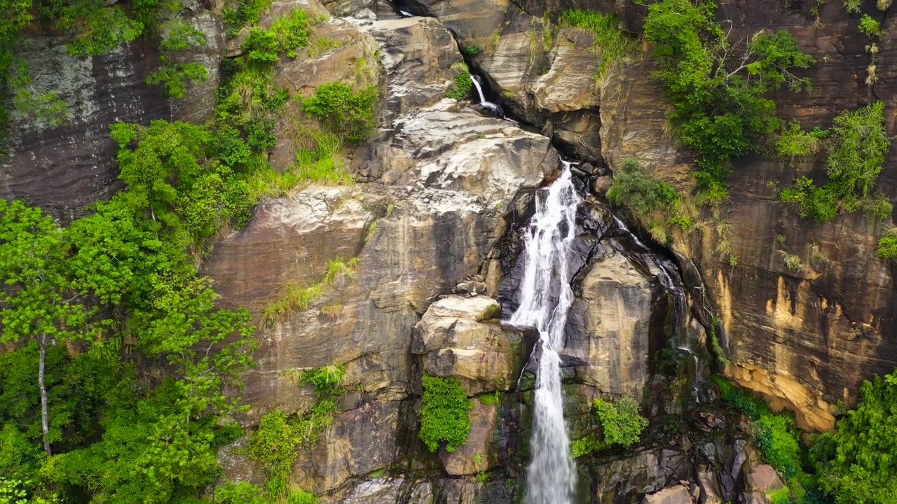 瀑布在热带丛林与绿色植物和树木。Rawana下降。视频素材