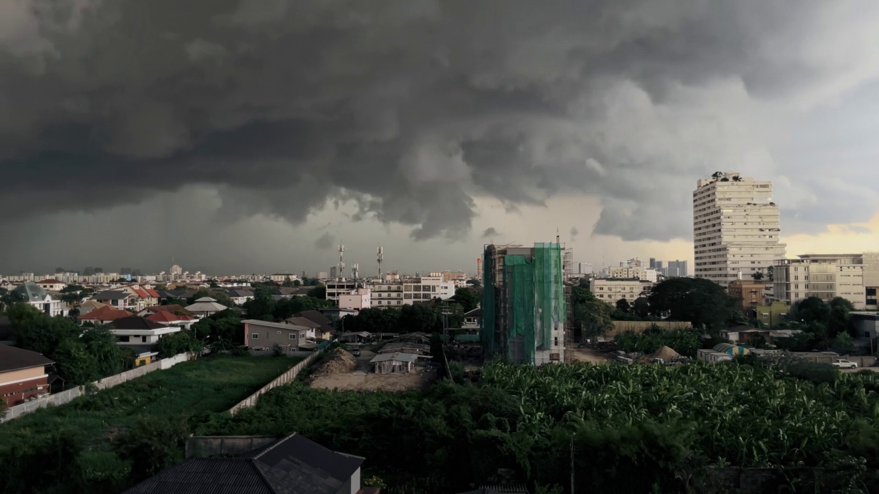 随着时间的推移，雨云逐渐形成，直到天空变暗，曼谷下起了大雨视频下载