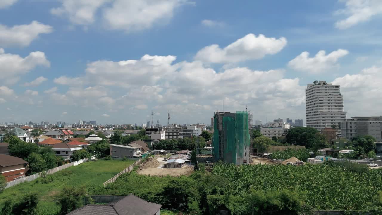 时光流逝视频动画云在一个明亮的日子在曼谷的中心与绿色的空间。视频下载