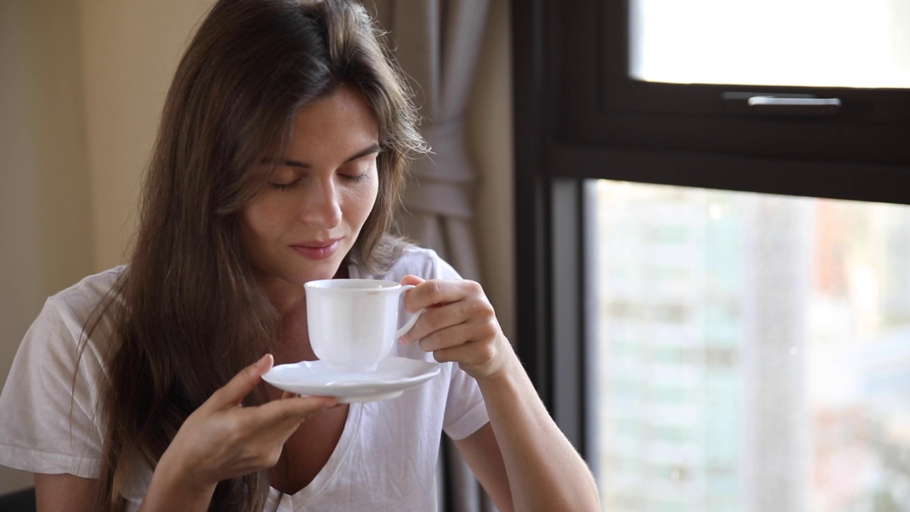 年轻快乐的女人早上喝咖啡视频下载