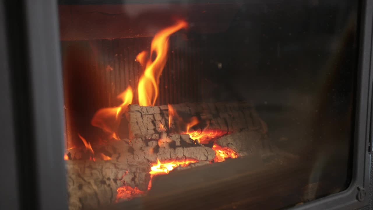 家里有火的壁炉的概念。舒适的客厅原木在上面视频素材