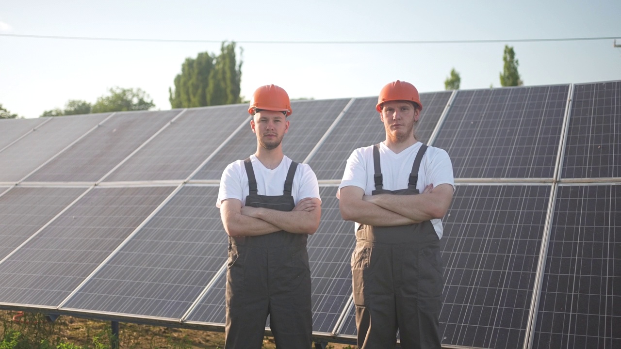 专家工人站在他们的工作岗位上在太阳能电池板领域视频下载