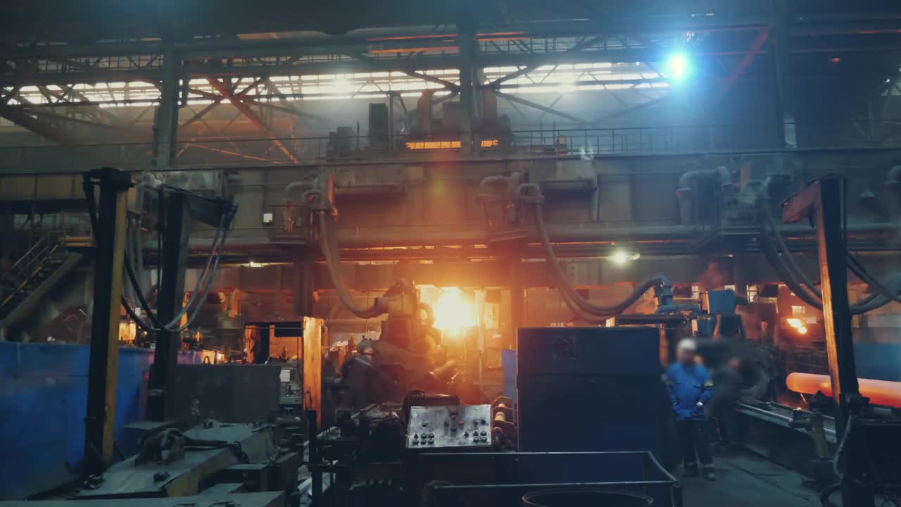 冶金厂或工厂的金属铸造。铁管在工业机械车间熔化成型生产过程视频素材