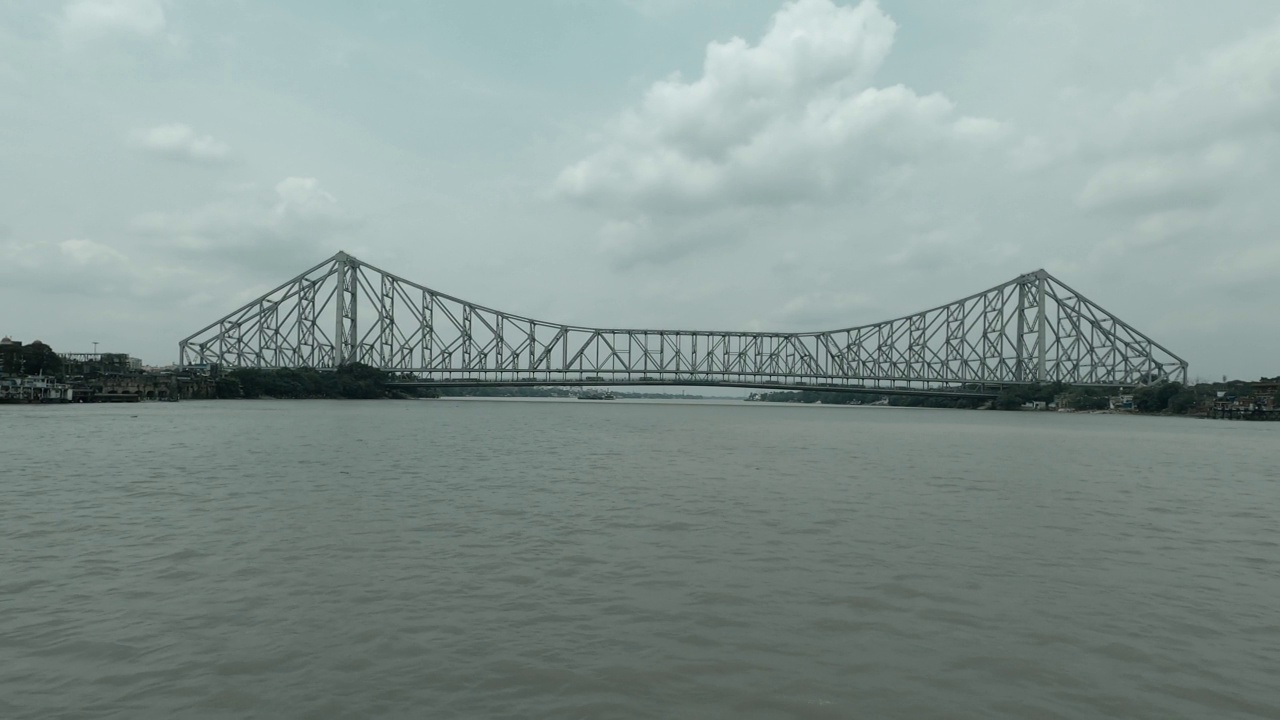 印度，西孟加拉，加尔各答，日落时分，豪拉桥横跨胡格利河视频素材
