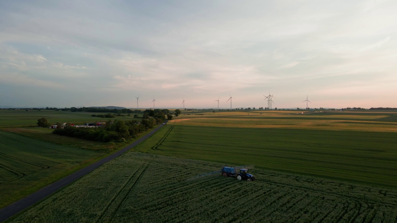 拖拉机在农田上喷洒肥料，鸟瞰图视频素材