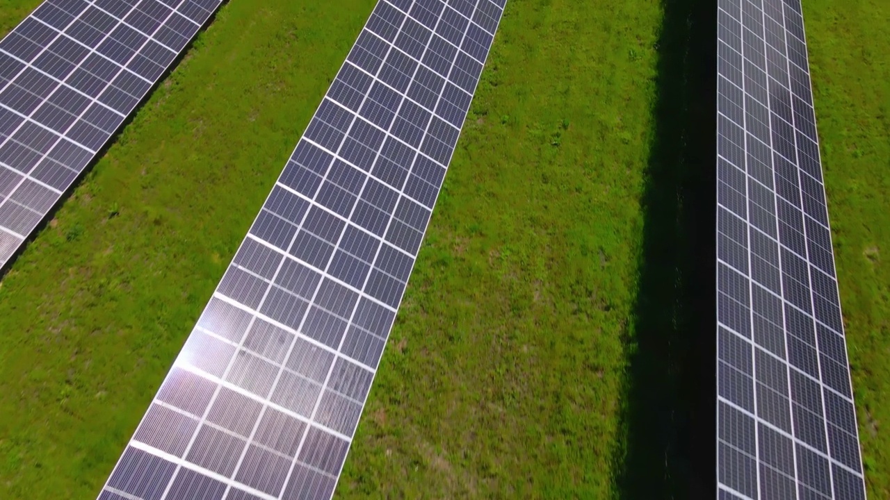 绿色田野中的太阳能电池板，鸟瞰图视频素材