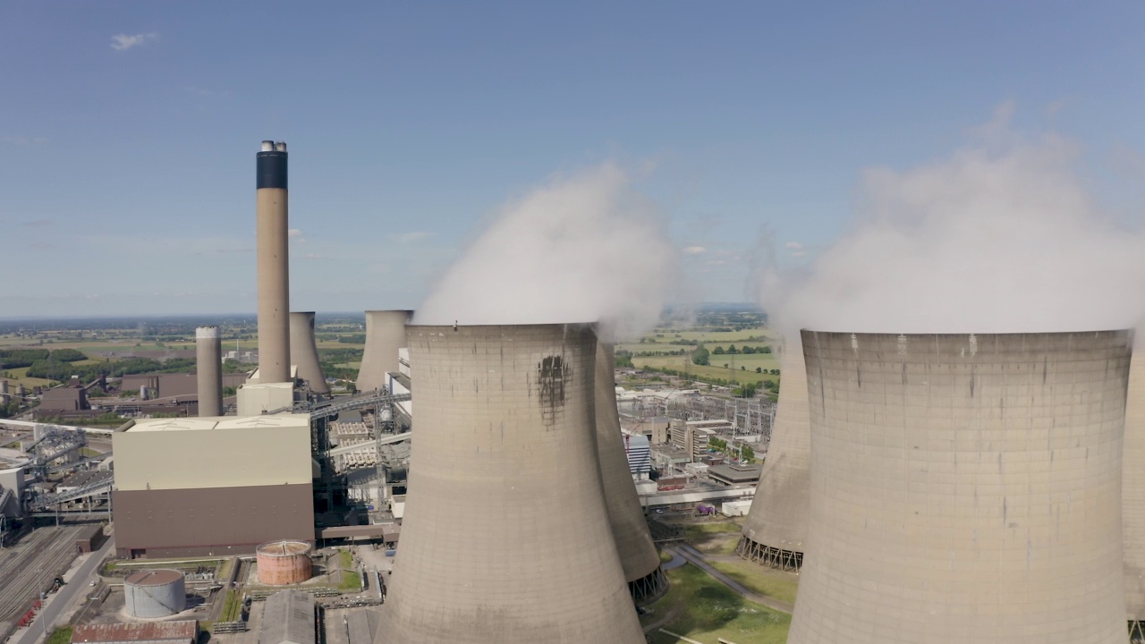 火力发电厂冷却塔和烟囱的4K航拍镜头视频素材