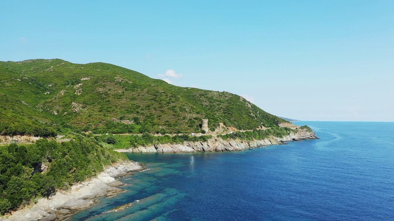 热那亚奥塞塔位于绿色乡村，欧洲，法国，科西嘉岛，靠近地中海的巴斯夏，阳光明媚的夏天。视频下载