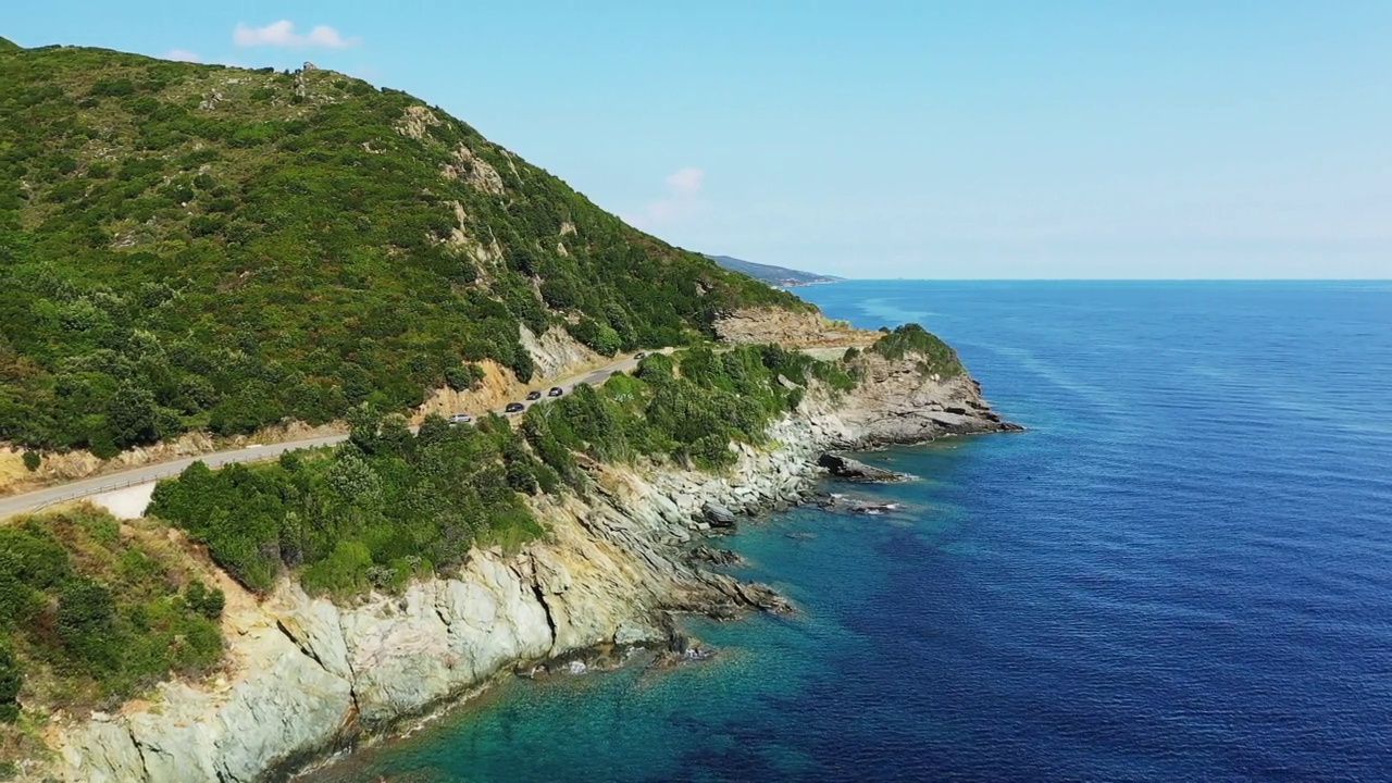 热那亚的奥塞塔在乡村，在欧洲，在法国，在科西嘉，在地中海边，在阳光明媚的夏天。视频下载