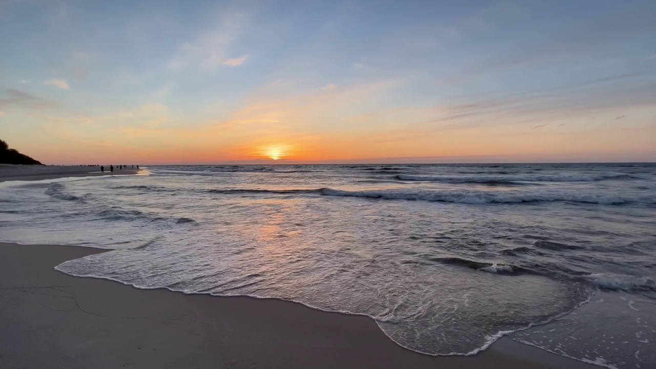 波兰Jastrzebia Gora波罗的海海滩上的日落视频素材