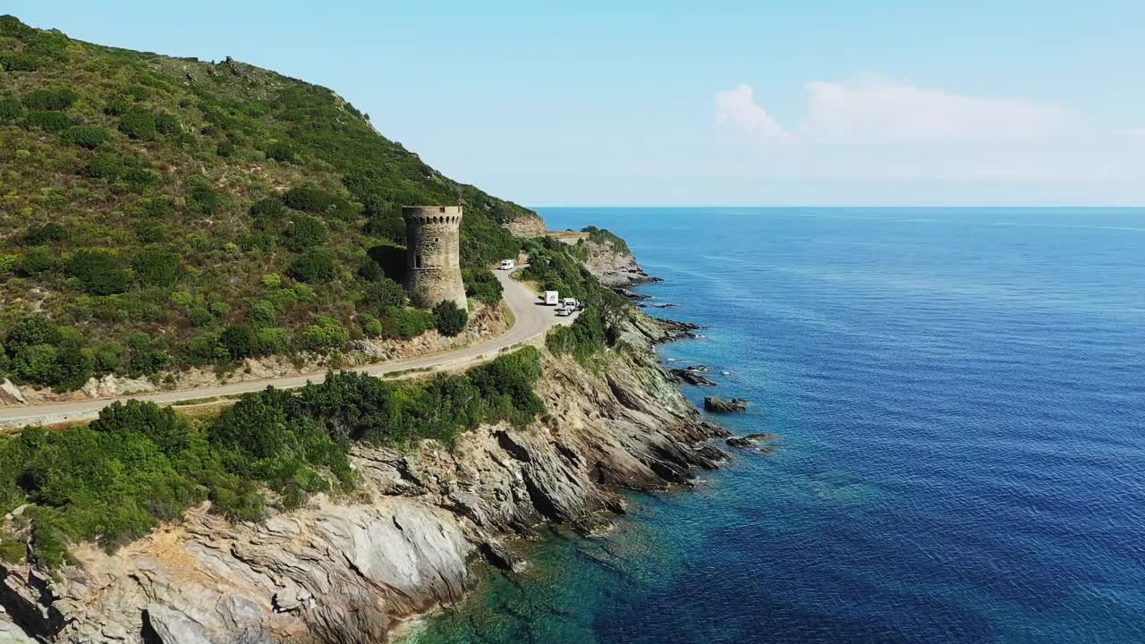 热那亚的奥塞塔，在欧洲，在法国，在科西嘉，朝向巴斯夏，在地中海边，阳光明媚的夏天。视频下载